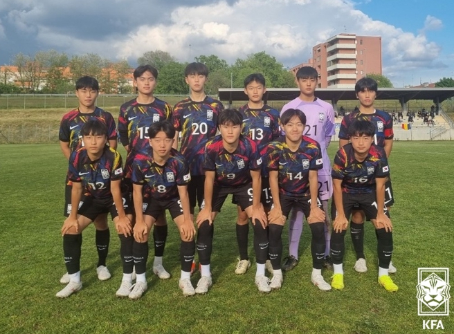 사진=루마니아와의 친선대회 2차전에 선발로 나선 U-15 대표팀 선수들의 모습.