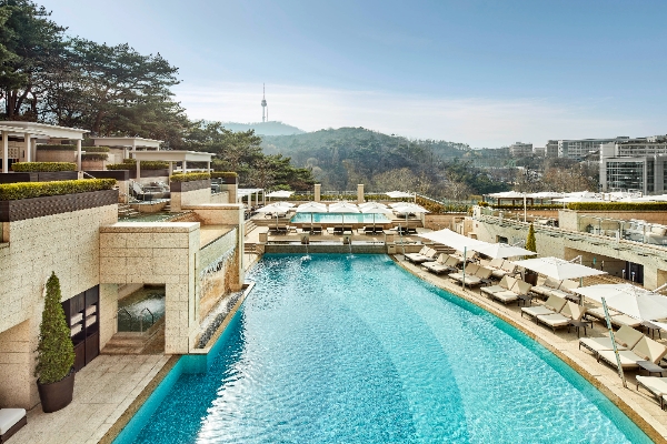 신라호텔 야외 수영장 '어반 아일랜드' / 사진=서울신라호텔 제공