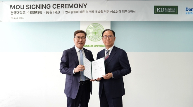 김성용 동원F&B 대표(왼쪽)와 최인수 건국대학교 수의과대학 학장이 지난 26일 건국대학교 서울캠퍼스에서 업무 협약을 맺고 기념 촬영을 하고 있다. / 사진=동원F&B 제공