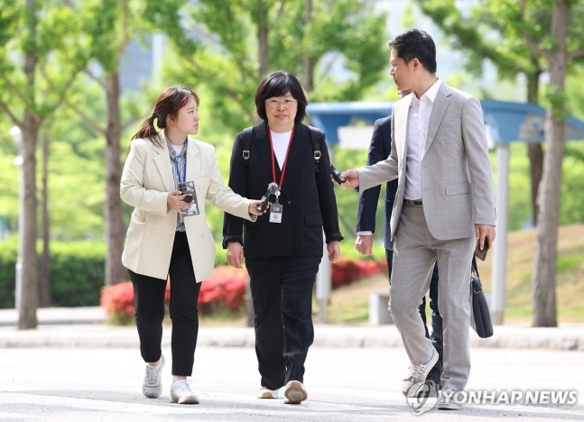 조사하기 위해 공수처 향하는 유재은 법무관리관