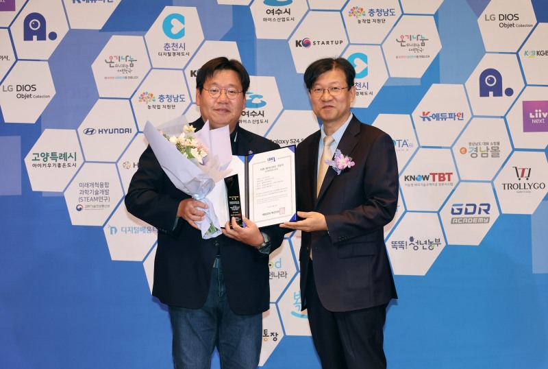 4월 25일(목) 앰버서더 서울 풀만 호텔에서 열린 ‘2024 국가대표 브랜드 대상 시상식’에서 (왼쪽)골프존GDR아카데미 송재순 대표가 기념사진을 촬영하고 있다.