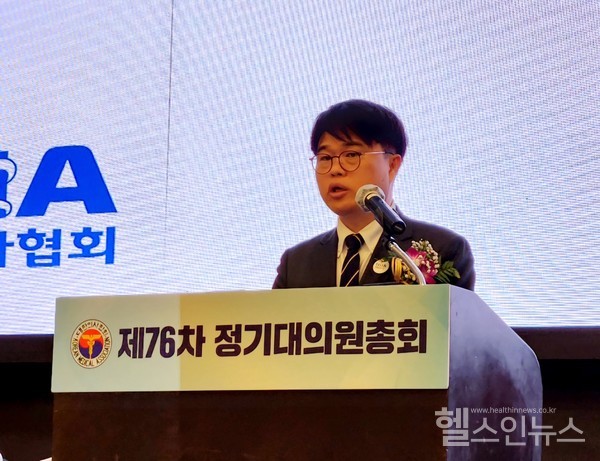 28일서울더케이호텔서울에서76차정기대의원총회에서임현택차기회장이인사말을하고있다.