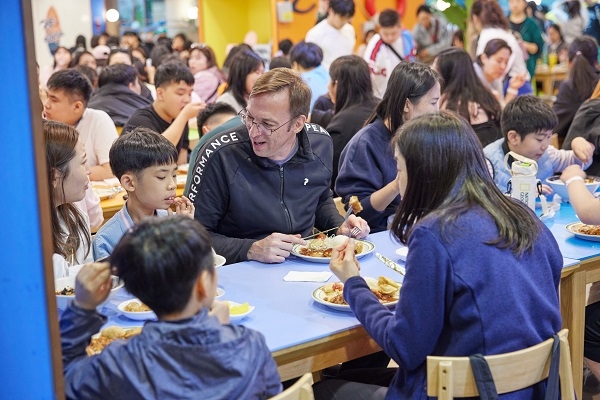 로레알코리아, '시티즌데이' 통해 자폐성 장애 학생들과 봄나들이 및 해변 정화 활동 진행