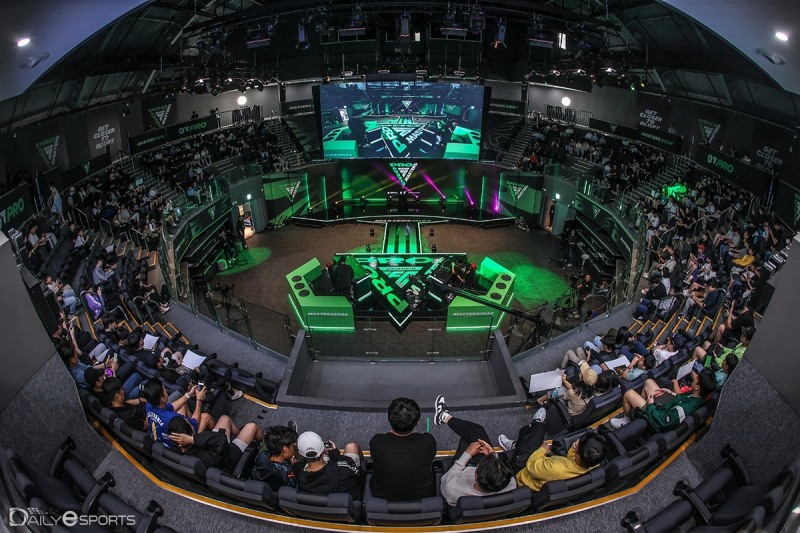 FC 프로 마스터즈 'FC 모바일' 결승전에는 많은 관객이 찾아와 모바일의 인기를 실감할 수 있었다.