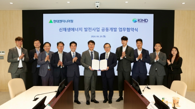 (왼쪽 여섯 번째부터) 홍현성 현대엔지니어링 대표이사, 이강훈 한국해외인프라도시개발지원공사 사장이 양측 임직원들과 협약식 후 기념 촬영하고 있다. / 사진=현대엔지니어링 제공