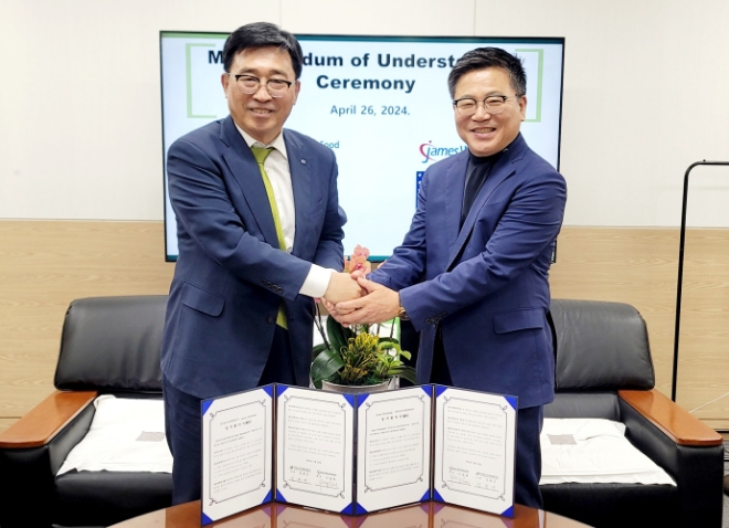 김춘진 한국농수산식품유통공사 사장(왼쪽)과 이중열 미국 제임스 월드와이드 회장이 기념 촬영하고 있다. / 사진=한국농수산식품유통공사 제공