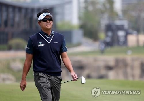 코스를 걷는 박상현.