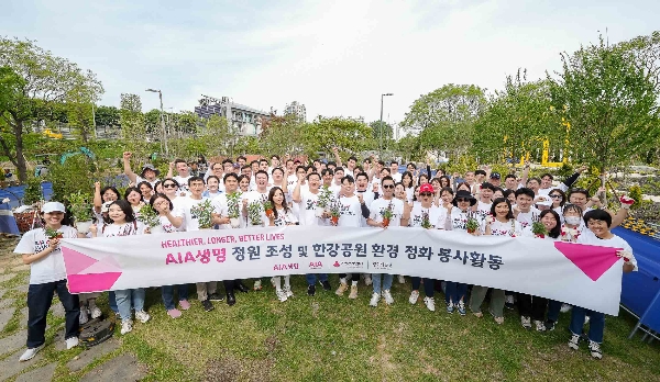 AIA생명 임직원 및 AIA 프리미어파트너스 소속 마스터플래너들 100여명이 한강공원 일대에서 환경 정화 봉사활동을 마친 뒤 기념 촬영을 하는 모습. / 사진=AIA생명 제공