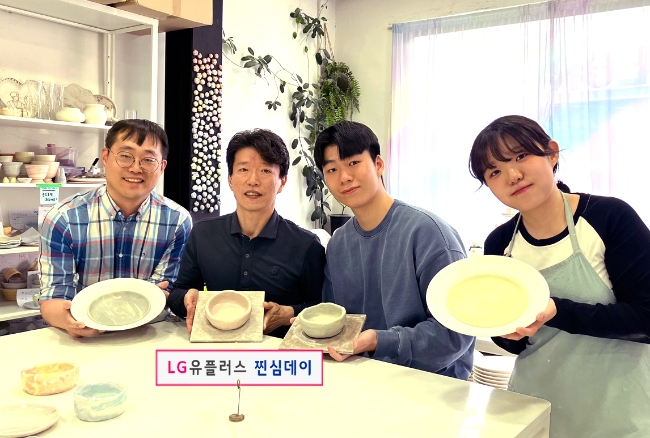 LG유플러스가 고객 소통 프로그램 ‘찐심데이’를 통해 올해만 MZ 고객 1,000명을 직접 만날 계획이라고 밝혔다. 사진은 ‘찐심데이’를 통해 LG유플러스의 리더들이 대학생들과 함께 MZ 문화를 체험하는 모습.