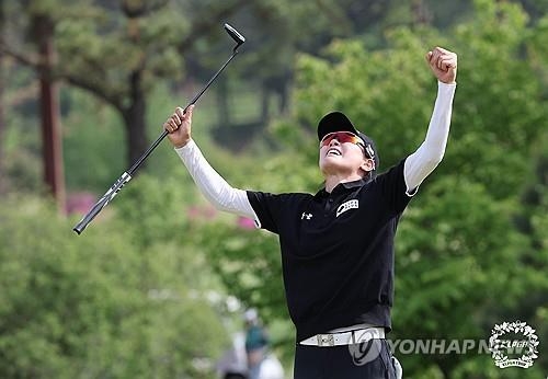 사진=우승 퍼트를 넣고 환호하는 이정민.