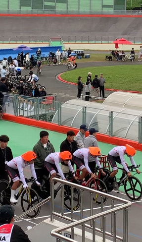 사진=출발 준비 중인 금산군청 사이클팀