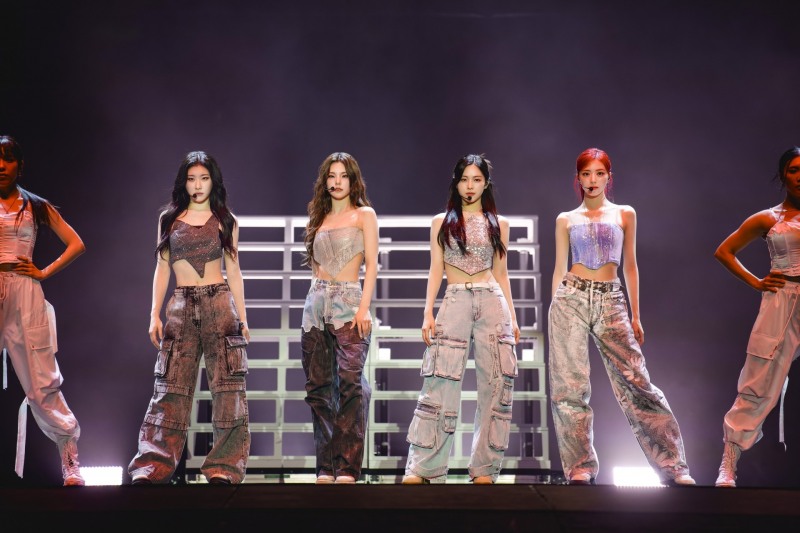 ITZY, 데뷔 첫 유럽 투어 순항…런던→파리→베를린 물들인 'K팝 퍼포먼스 퀸' 에너지