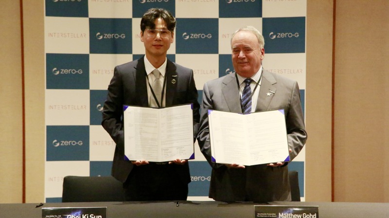 사진=인터스텔라 최기선 대표와 매튜 고드 제로G 이사회 의장이 제로G아시아 설립을 위한 협약식에서 포즈를 취하고 있다.