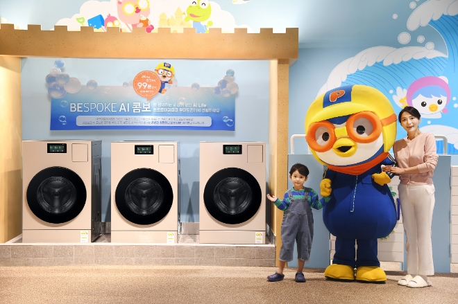 삼성전자는 다음달 1일 개장하는 뽀로로테마파크 월미도점에 올인원 세탁건조기 ‘비스포크 AI 콤보’ 체험 공간을 선보인다고 30일 밝혔다. 사진은 뽀로로테마파크 월미도점에서 삼성전자 모델이 뽀로로 캐릭터와 함께 삼성전자 '비스포크 AI 콤보' 체험 공간을 소개하고 있는 모습. (사진 = 삼성전자 제공)