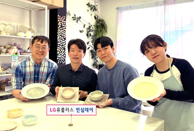 LG유플러스는 고객 소통 프로그램 ‘찐심데이’를 통해 올해 MZ 고객 1000명을 직접 만날 계획이라고 30일 밝혔다. 사진은 ‘찐심데이’를 통해 LG유플러스의 리더들이 대학생들과 함께 MZ 문화를 체험하는 모습. (사진 = LG유플러스 제공)