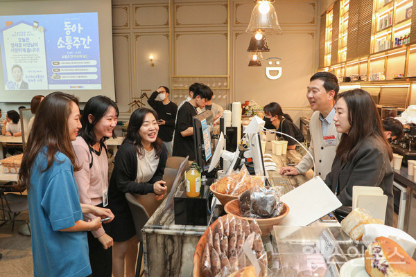 정재훈동아쏘시오홀딩스사장(오른쪽)이사내카페디에이원에서그룹사직원들로부터주문을받고있다.