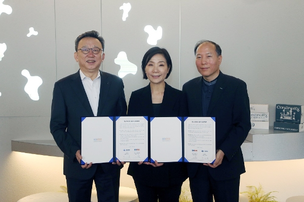 30일 서울시 중구에 위치한 OK빌딩에서 진행된 ‘신용보증재단중앙회 청년 소상공인 보증료지원 업무 협약식’에서 신한은행 정상혁 은행장(왼쪽)과 중소벤처기업부 오영주 장관(가운데), 신용보증재단중앙회 이상훈 회장(오른쪽)이 기념 촬영하는 모습. / 사진=신한은행 제공
