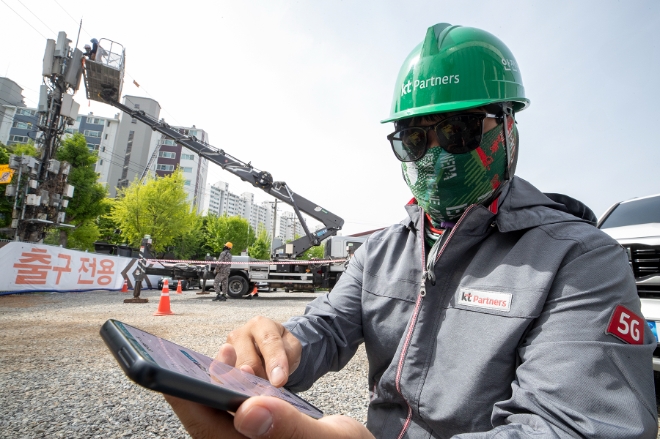 KT는 근로자의 날을 맞아 생성형 AI를 활용한 산업 안전 관리 플랫폼 ‘올 인 세이프티’를 구축했다고 30일 밝혔다. 사진은 KT 협력사 작업자가 올 인 세이프티 모바일 앱으로 표준화된 작업계획서를 전산에 등록하고 AI의 검토 결과를 받는 모습. (사진 = KT 제공)