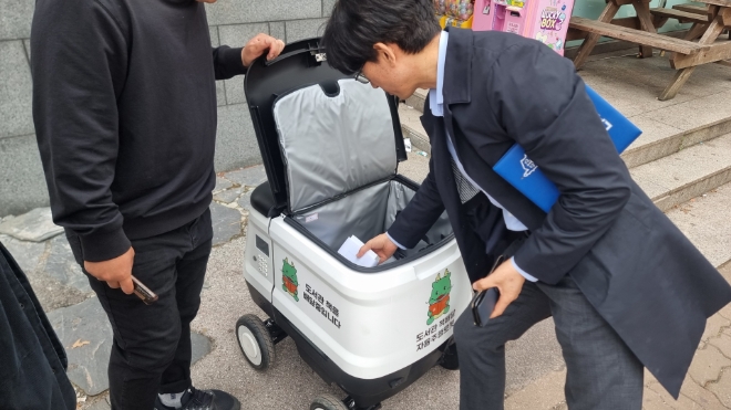 올해 4월 용인시 기흥구에서는 자율주행 인공지능 기술이 탑재된 로봇으로 도서 배달을 시작했다.(사진=용인시)