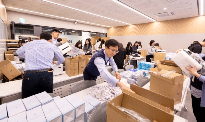 사진=여의도 본사에서 진행된 ‘어린이병원 환아들을 위한 선물 패킹 봉사활동’에 참여한 HMM 임직원들.