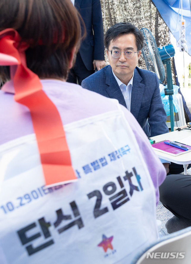 김동연 경기도지사가 서울 여의도 국회 앞에서 '이태원참사 진상규명 특별법 제정'을 촉구하며 단식 농성 중인 10.29 이태원참사 유가족협의회 이정민 유가협 대표직무대행, 최선미 운영위원을 찾아 위로하고 있다.(사진=뉴시스)