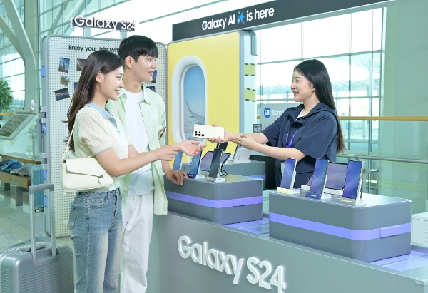 인천공항 제2여객터미널 3층에 위치한 '갤럭시 스튜디오'에서 여행객이 '갤럭시 S24 시리즈' 대여 서비스를 이용하고 있다.