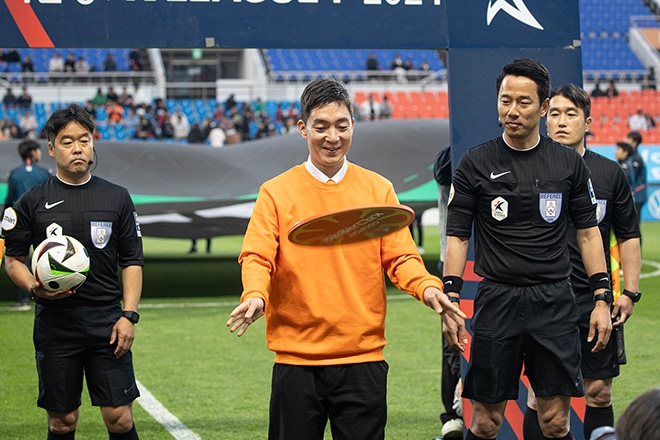 사진=넥슨 박정무 그룹장이 제주월드컵경기장에서 열린 '브랜드데이 in 제주' 이벤트에서 제주유나이티드FC와 광주FC의 공격 방향, 선축 우선권을 정하는 코인 토스를 진행하고 있다.