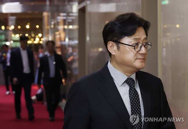 사진=의장실 들어가는 홍익표