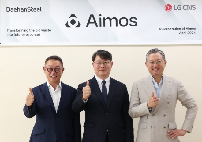 LG CNS는 대한제강과 손잡고 합작법인 ‘아이모스(Aimos)’를 설립했다고 2일 밝혔다. 사진은 (좌측부터)LG CNS 현신균 대표, Aimos 김범석 대표, 대한제강 오치훈 사장이 합작법인 출범 기념 사진을 촬영하는 모습. (사진 = LG CNS 제공)