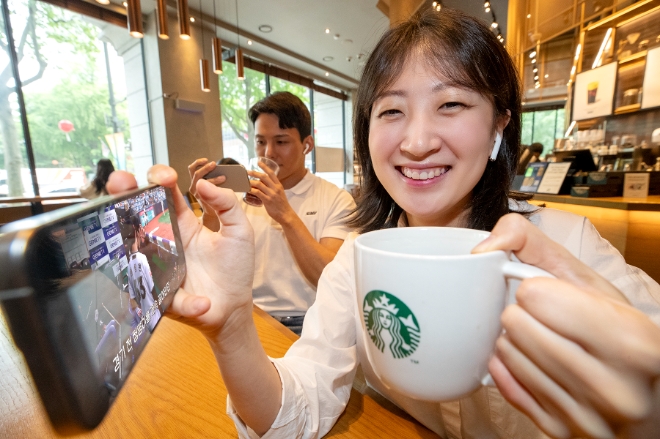 KT는 OTT 구독료 부담 완화를 위해 ‘유튜브 프리미엄+스타벅스’ 신규 구독팩을 출시하고, 5G 중가 요금제 이용 고객에게 ‘티빙 광고형 스탠다드’를 무료로 제공하는 프로모션을 진행한다고 2일 밝혔다. (사진 = KT 제공)