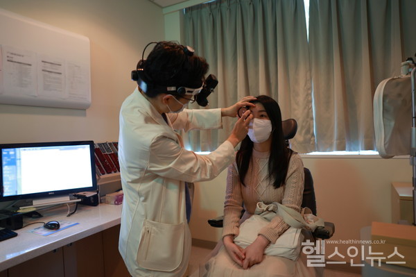 삼성서울병원은2일유전성망막변성유전자치료제건강보험적용결정이후국내에서처음으로환자치료에성공했다고밝혔다.사진은김상진교수가첫적용대상환자의상태를살피는모습이다.