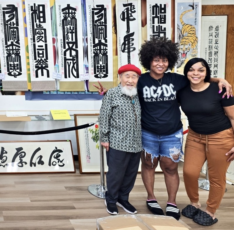 미국 전시회에서 갤러리를 찾은 현지인들과 사진촬영하는 이영로 화백