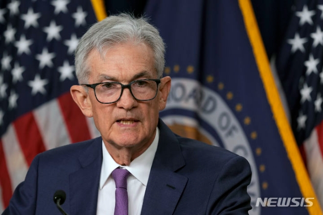제롬 파월 미국 연방준비제도(연준·Fed) 의장이 1일(현지시각) 워싱턴 연준에서 기자회견하고 있다. 파월 의장은 "인플레이션이 목표치인 2%를 향해 둔화하고 있다는 확신이 아직도 부족하다"라며 "적절한 기간 동안 현재의 연방기금 금리를 유지할 준비가 돼 있다"라고 밝혔다. (사진 = 뉴시스)