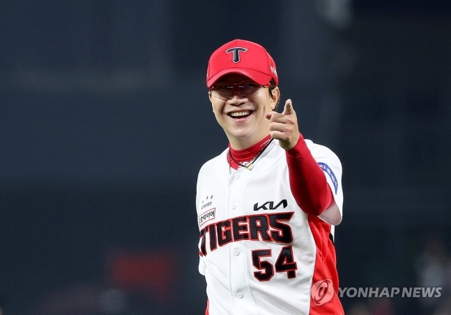 사진=포수 향해 미소 짓는 양현종