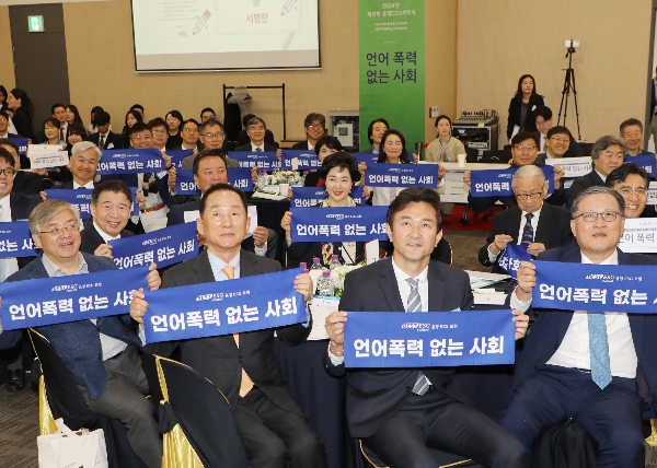 강신숙 은행장(뒷줄 가운데)을 비롯한 참가자들이 기념촬영을 하는 모습. / 사진=Sh수협은행 제공