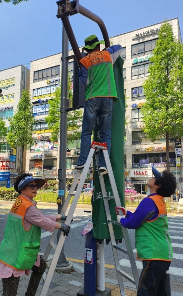 자율방재단원이 그늘막을 펼치고 있는 전경