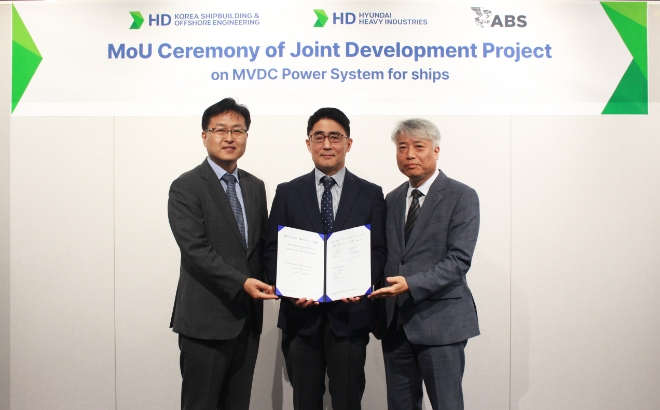 권병훈 HD한국조선해양 전동화센터장(왼쪽에서 첫 번째)와 김성훈 ABS 한국지사장(왼쪽에서 세 번째)이 협약식 후 기념 촬영하고 있다. / 사진=HD현대 제공