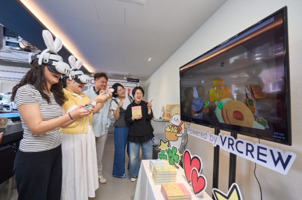 브이알크루가 인기 토끼 캐릭터 ‘베니’와 협업해 개발한 인터랙티브 AR 콘텐츠 <당근총 퐁당 게임>체험 모습