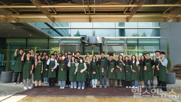 셀트리온본사에서열린'2024셀트리온가정의달나눔행사'에서셀트리온임직원들이기념촬영을하고있다.