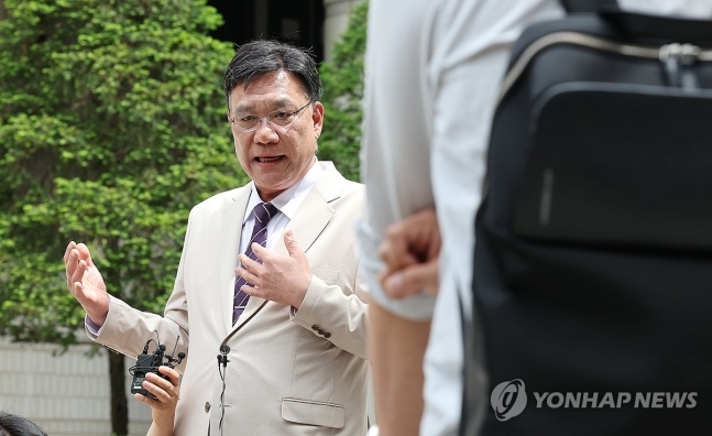 사진=의대생들 "증원은 계약위반" 입장 밝히는 이병철 변호사