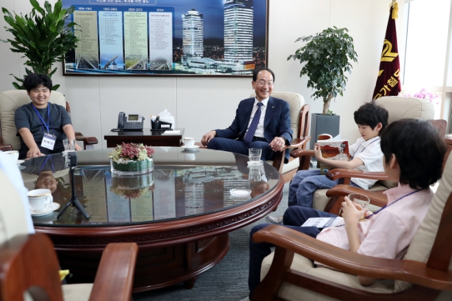 이성해 국가철도공단 이사장이 3일 공단 본사에서 철도 꿈나무들과 소통하고 있다. / 사진=국가철도공단 제공