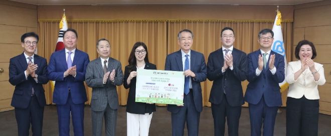 최태원 대한상의 회장(왼쪽에서 두 번째), 구광모 LG그룹 회장(오른쪽에서 세 번째), 박정원 두산 회장(왼쪽에서 세 번째)이 주요 참석자들과 기념 촬영을 하고 있다. / 사진=대한상공회의소 제공