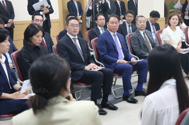 최태원 대한상의 회장, 구광모 LG 그룹 회장, 박정원 두산 회장이 ‘간병돌봄 현황과 지원 필요성’에 대해 설명을 듣고 있다. / 사진=대한상공회의소 제공