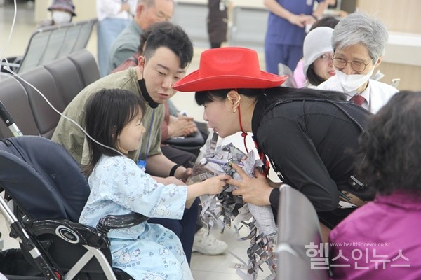 3일노원을지대병원로비에서최승희마술사가어린이날기념마술공연을가지고환아들에게추억을선물하고있다.