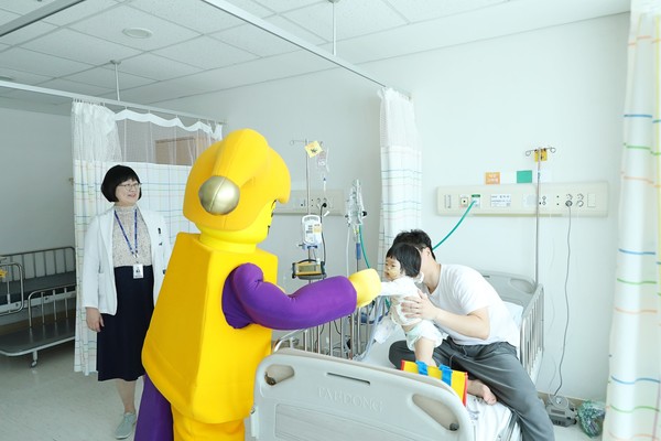 2일강원대학교어린이병원에서레고코스튬캐릭터가입원어린이들을찾아선물을나눠주고있다.
