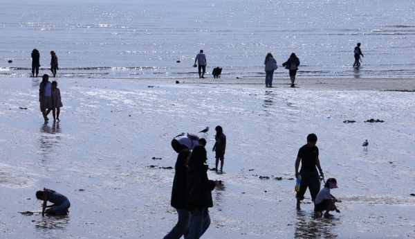 지난달 28일 인천 중구 영종도 을왕리 해수욕장을 찾은 시민들이 나들이를 즐기고 있다.