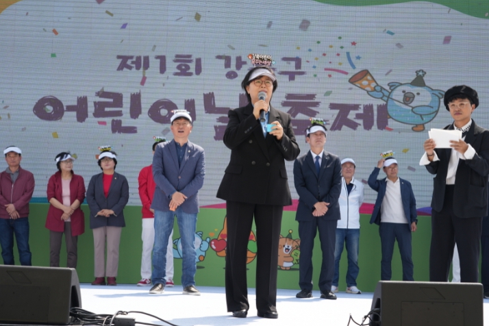 사진=이순희 서울 강북구청장이 ‘제1회 강북구 어린이날 축제’ 개막식에서 인사말을 전하고 있다.
