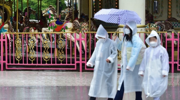지난해 5월5일 대구 달서구 이월드가 우천으로 인해 한산한 모습을 보이고 있다.
