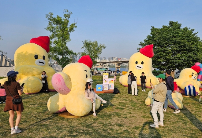 ‘책읽는 한강공원’을 찾은 시민들이 대형 무너 조형물로 구성된 ‘포토존’에서 기념 사진을 촬영하고 있다. / 사진=LG유플러스 제공