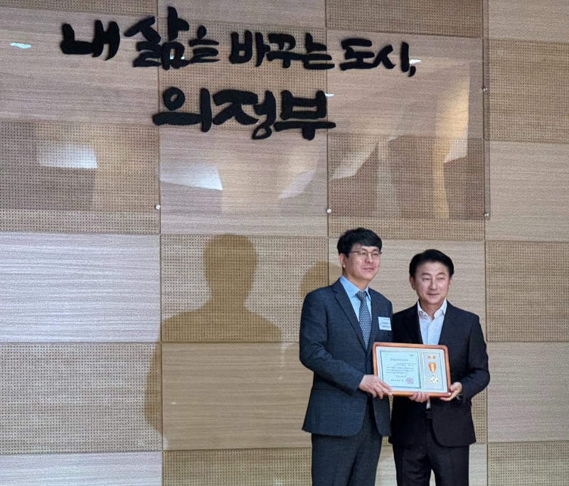 지난 2일, 경륜경정총괄본부 김성훈 사업기획실장(왼쪽)이 김동근 의정부시장으로부터 성실납세 인증서를 받고 기념사진을 촬영하고 있다.